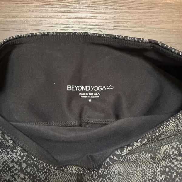 Beyond Yoga Metallic Snakeskin Leggings Black Silver High Waisted Medium Yoga - Image 2