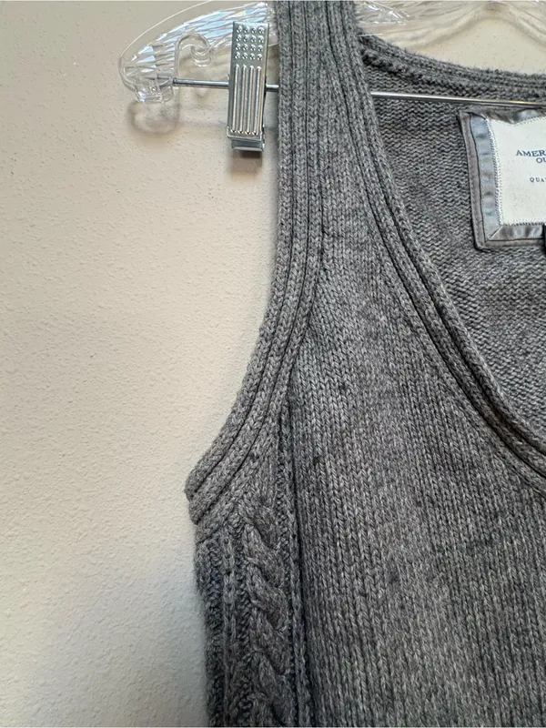 American Eagle Gray Cotton Wool Sweater Tank Cable Knit V Neck Medium - Image 5