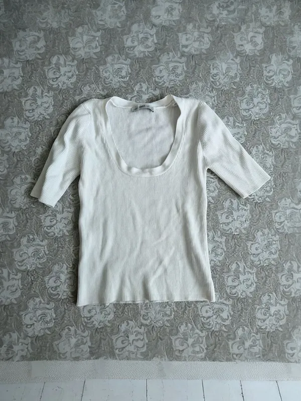 ZARA Basic Knit White Scoopneck Ribbed Top Size Small - Image 2