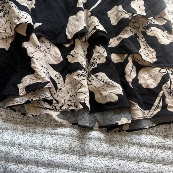 Cabi black and tan floral tiered mini skirt - Image 3