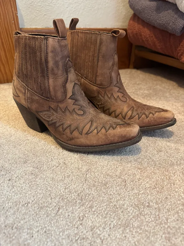 Ariat Scarlet cowboy ankle boot- discontinued - Image 3