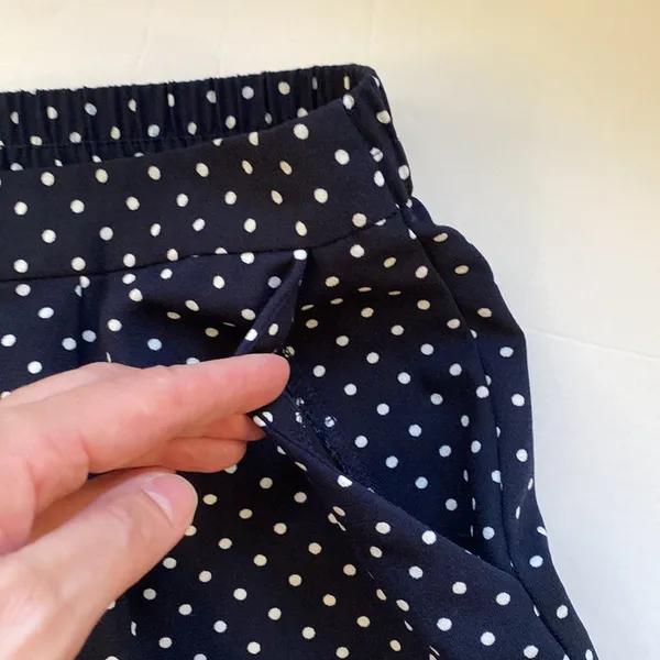 Gap Factory navy blue white polka dot knit swing shorts, size M - Image 4