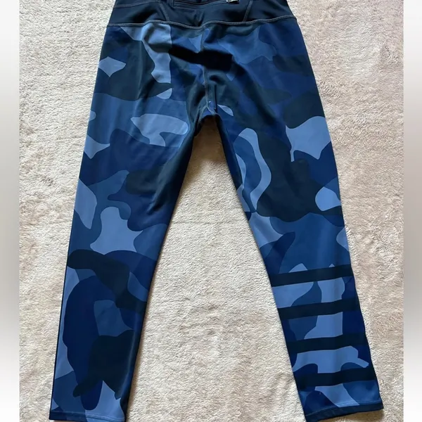 Athleta Women's‎ Blue Camo Sonar Capri Compression Leggings Size S - Image 10