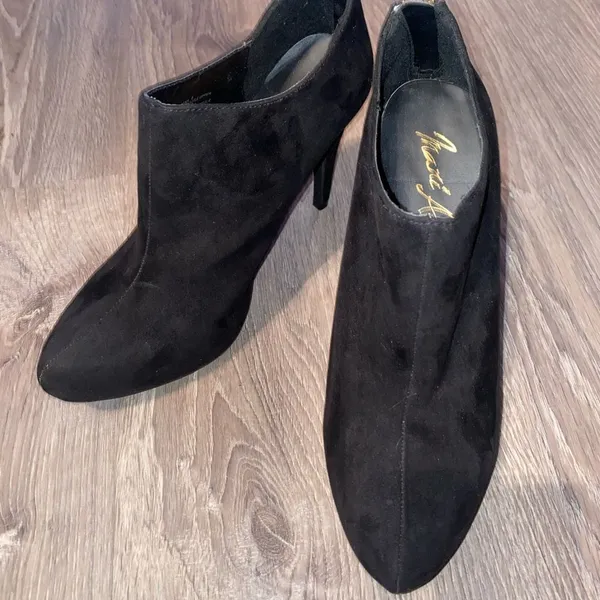 Mari A zip up ankle heel suede bootie - Black. Size 8 NWOB - Image 2