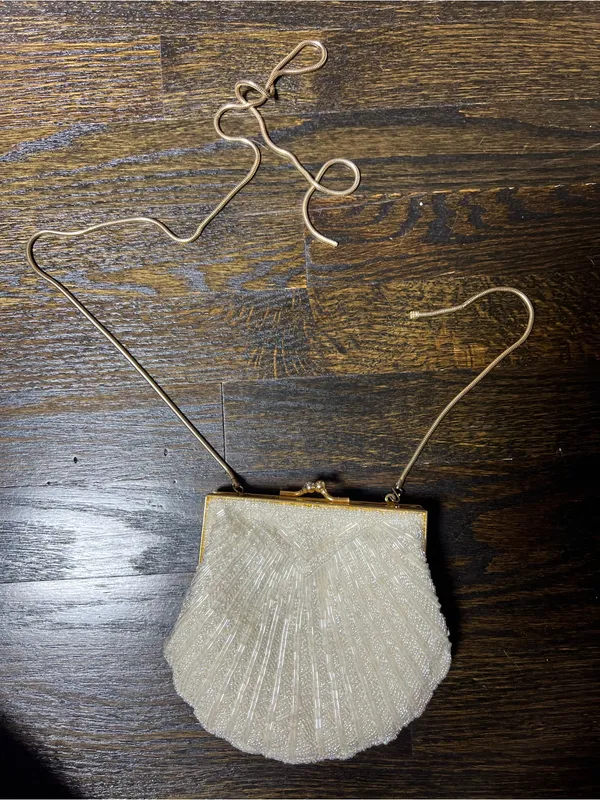 Vintage White Beaded Clamshell Clutch Gold Tone Kiss Lock Closure - Image 12