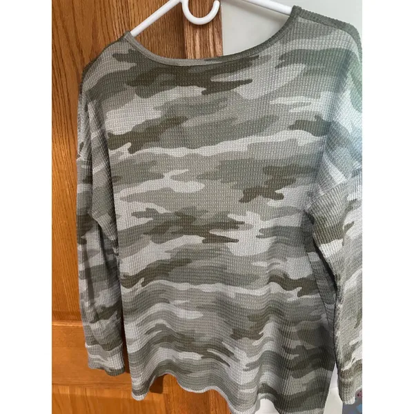 American Eagle Camo Waffle Knit Thermal V-Neck Top Green Camouflage Medium - Image 2