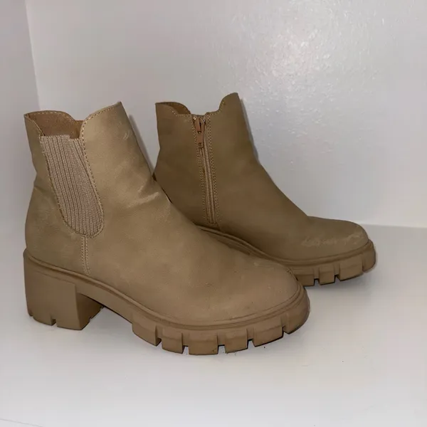 Steve Madden Chelsea Boots - Image 3