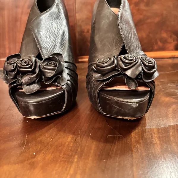 Vince Camuto Black Leather Peep Toe Heels Rose Appliqué‎ Platform Size 7.5 - Image 4