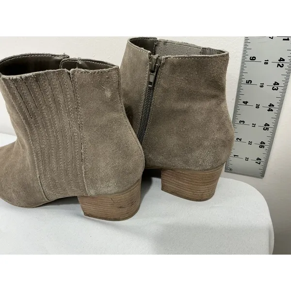 Womans Crown Vintage Ryder Taupe Suede Block Heel Zipper Ankle Boots 9 M - Image 4