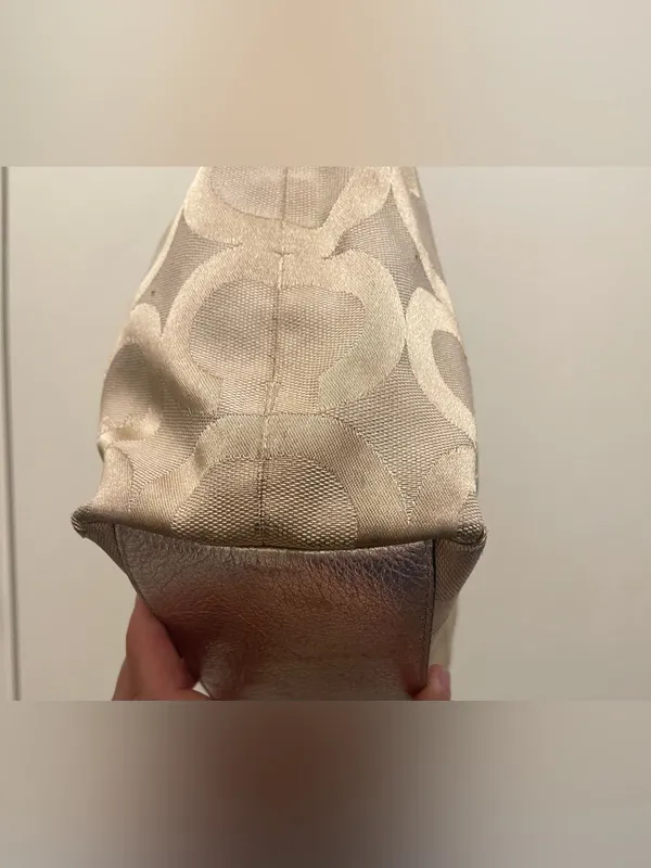 Coach JulieOp Art Tan Signature Tote/ Silver Metallic Trim❤️‍🔥needs lil clean - Image 7