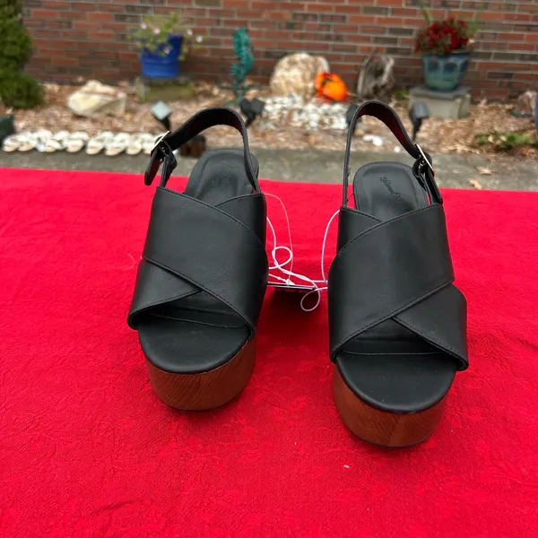 Universal Threads Women's Naomi Wood Wedge Heels with Memory Foam Insole size 6 - Image 2