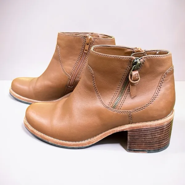 Old Money Clarks Clarkdale Dawn Tan Leather Chelsea Block Heel Ankle Boots 7M - Image 2