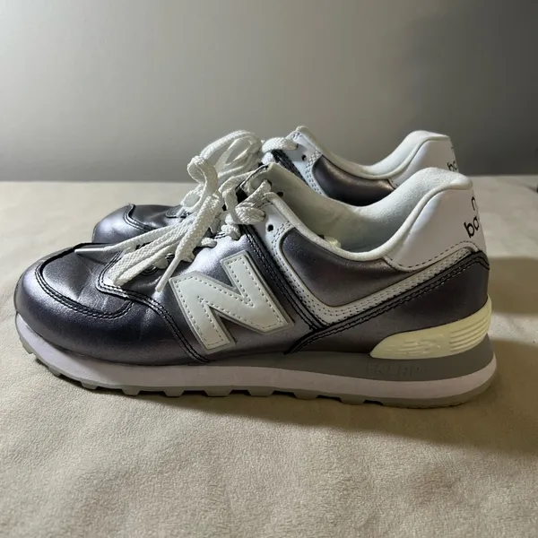 New Balance Women’s 574 V2 Metallic Leather Sneaker • WL574LD2 • Size 9 - Image 3