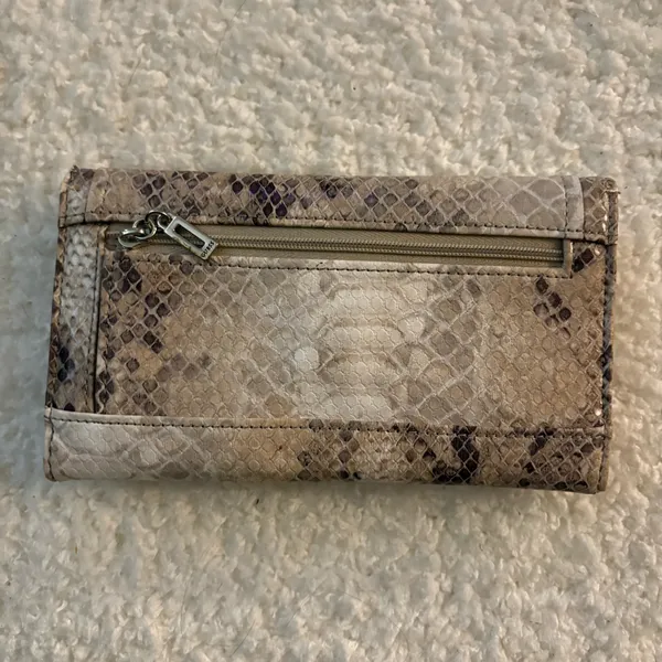 NWOT GUESS snakeskin-textured pattern wallet w/ metal logo on the front closure - Image 2