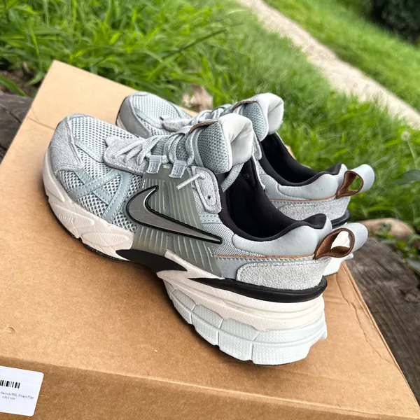 Nike Women's V2K Run Shoes - shoes 8.5 - Image 4