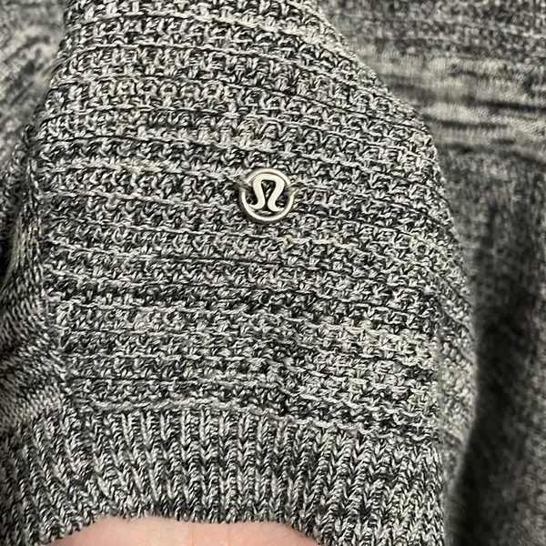 Lululemon Breeze Easy Wrap in Heathered Light Grey & Deep Coal - Image 5