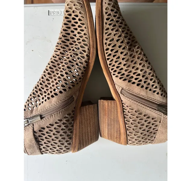 Vince Camuto Womens Taupe Suede Perforated Laser Cut Ankle Booties Size 7M - Image 3