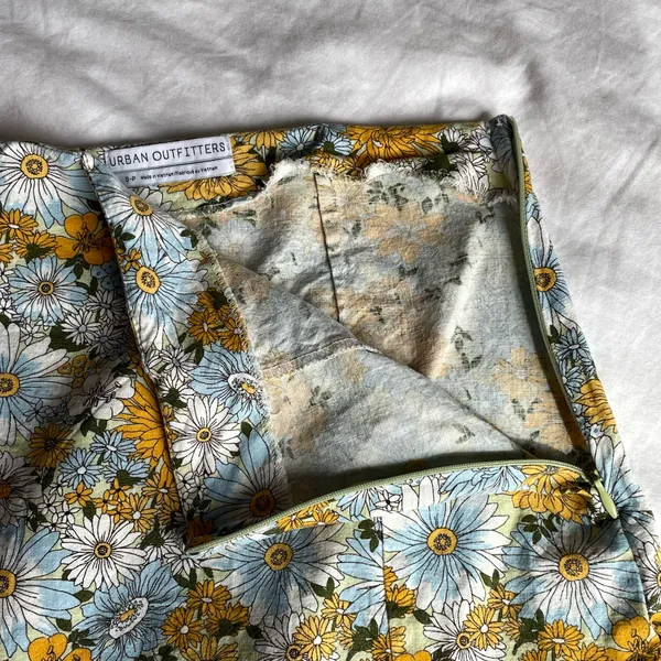 Urban Outfitters Floral Mini Skirt Size S Linen Blend Yellow Blue Daisy Print - Image 5