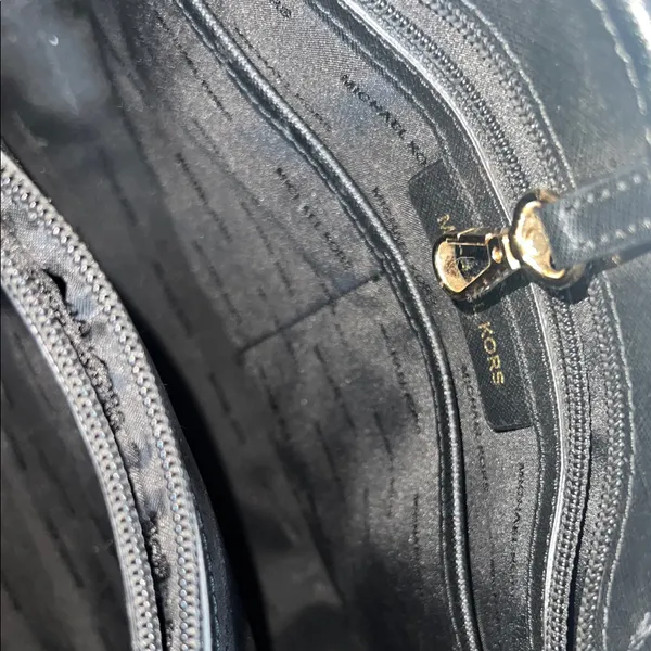 Michael Kors Black shoulder bag with 3 compartments for organization. - Image 7