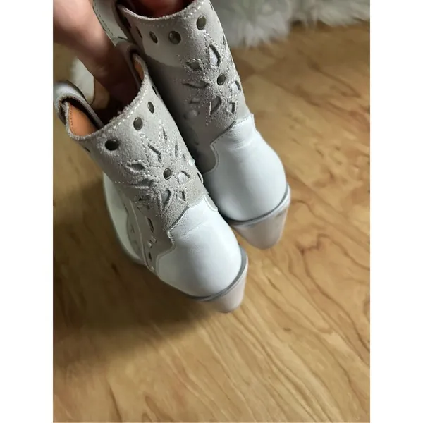 Dingo white cowboy cowgirl boots size 7 over the ankle booties western - Image 3