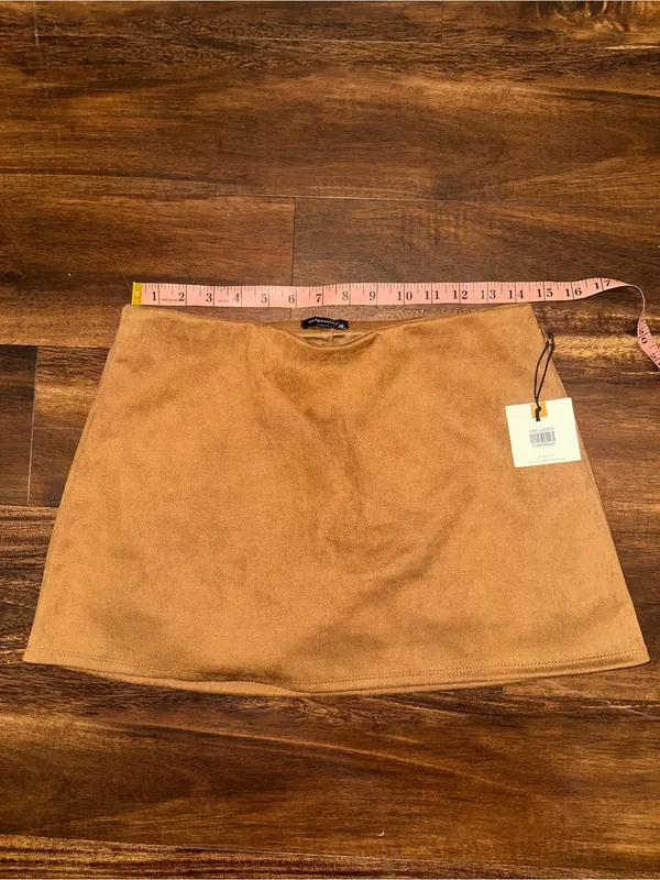 NWT Originality Brown Faux Suede Mini Skort in Size Medium - Image 3