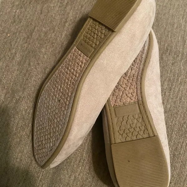 Madden Girl Faux-Suede Ballet Flats Size 7.5 Tan Color. Good condition - Image 4