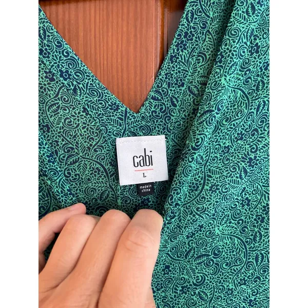 Cabi green and blue floral print blouse size large - Image 2