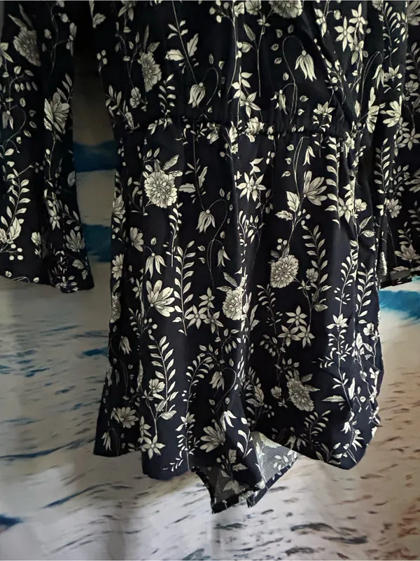 Aeropostale Women’s Black & White Floral V-Neck Romper SM - Image 6