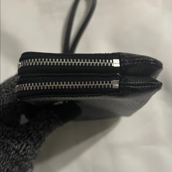 Coach Double Corner Zip Signature Wristlet Black EUC - Image 9