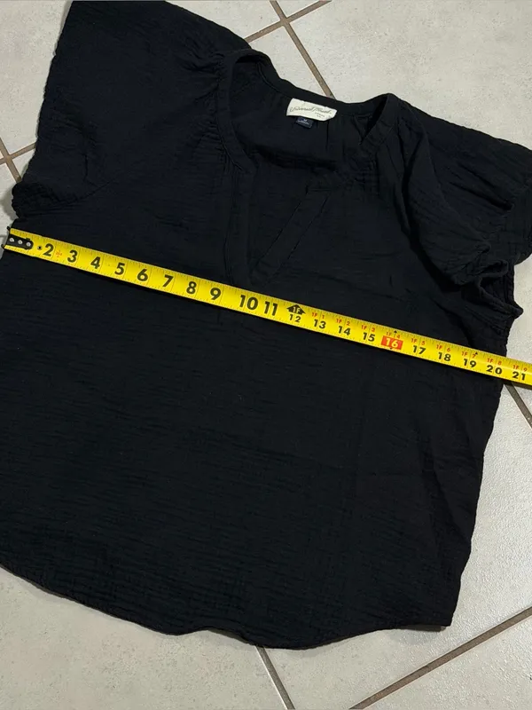 Universal Thread Women‎ Minimalist Black Short Sleeve Split-Neck Blouse size M - Image 7