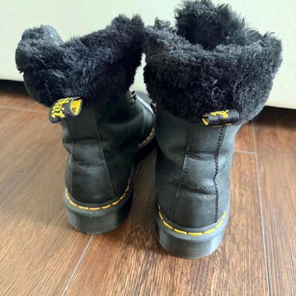 Black Dr. Martens 1460 Serena collar boots with faux fur lining, size US 8 - Image 4