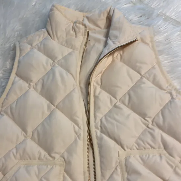 J.Crew Puffer Vest size S BNWOT length 25” bust 36” color cream - Image 15