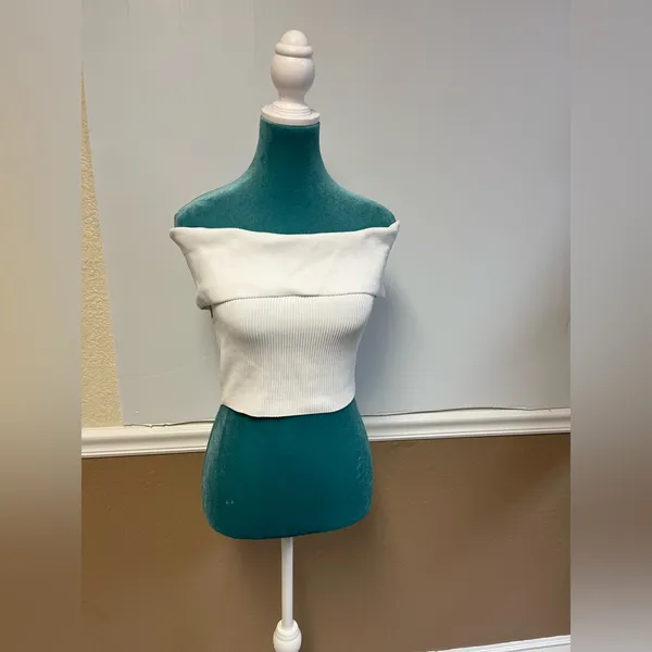 Aritzia Babaton Sculpt‎ Knit Off-Shoulder Crop Top – Size M - Image 3