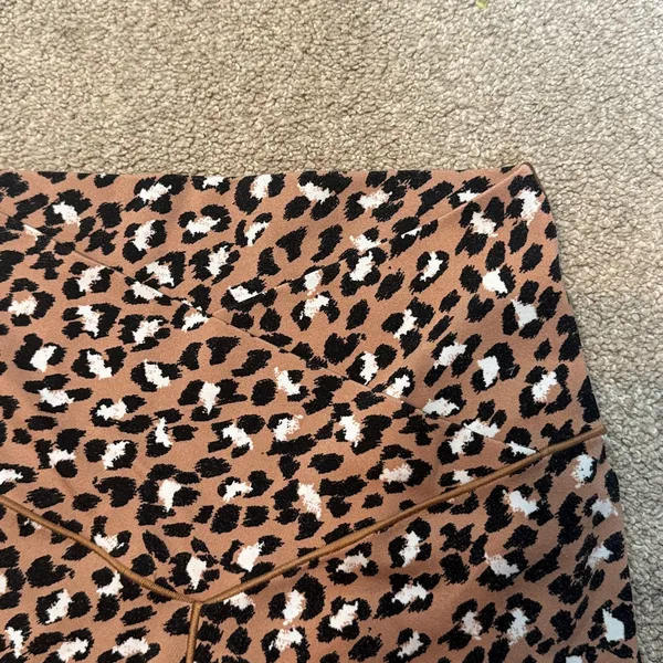 Aerie V Front Brown Cheetah Print 7/8 Length Leggings Size M - Image 5