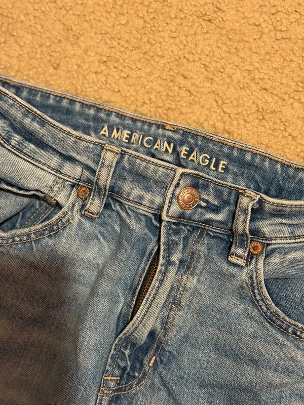 American Eagle Strigid Ripped Mom Jeans - Image 2
