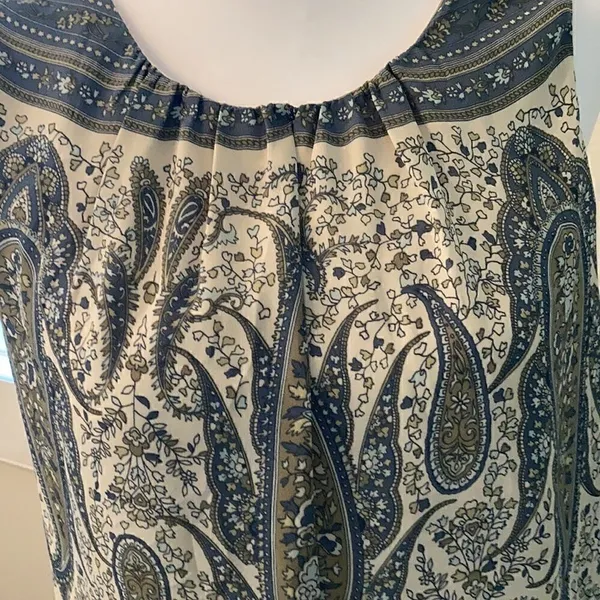 Rose & Olive size small blue white and grey paisley print top EUC - Image 4