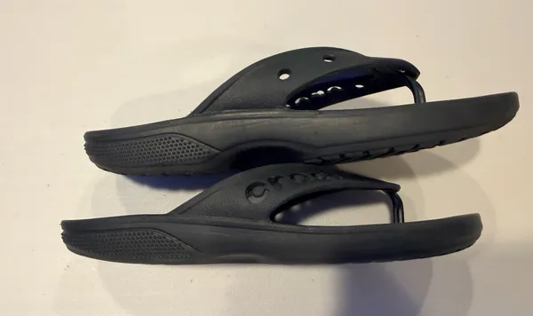 Crocs | Baya II flip-flop shoes. Size: Men-5, Women-7. - Image 9