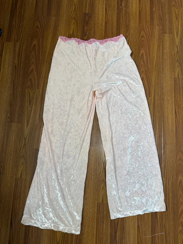 VTG Victoria’s Secret Angels Y2K Pink Crushed Velvet Lace Trim Wide Leg Pants Size Medium. - Image 3