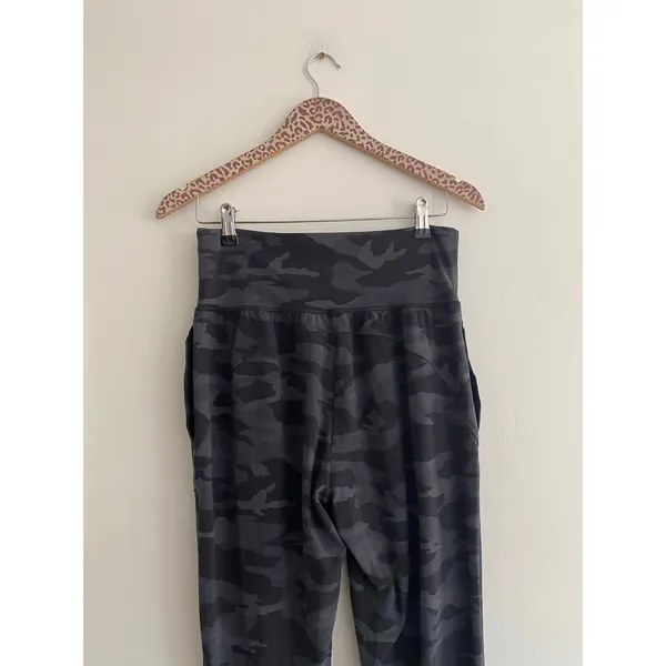 ATHLETA Salutation Black Camo Joggers Size Medium - Image 7
