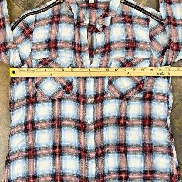 Olive & Oak Plaid Button Down Zipper Shoulder Split Tail Blouse Small - Image 6