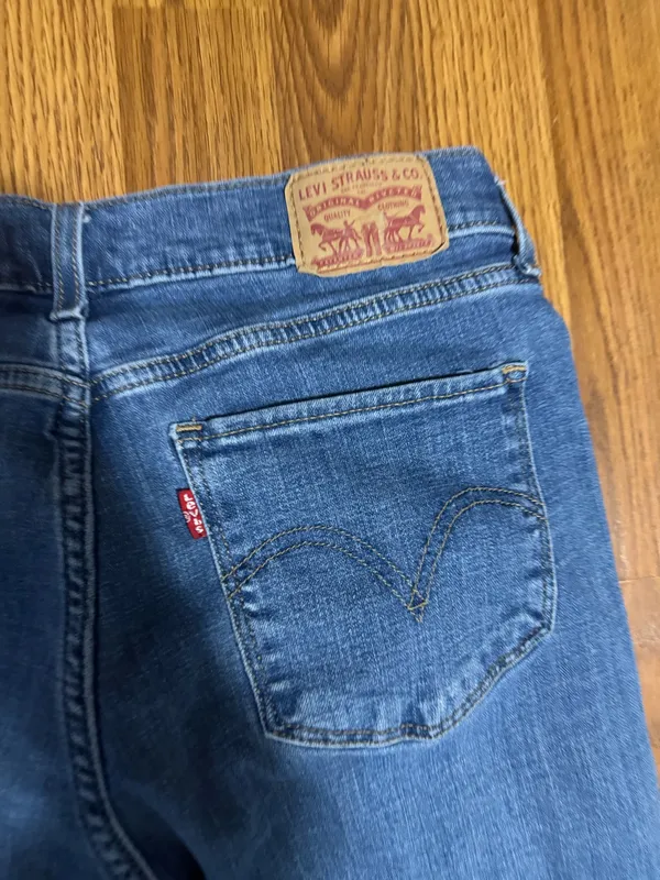 Levi’s Classic Straight Mid Rise Jeans Size 28. Inseam 30in. - Image 4