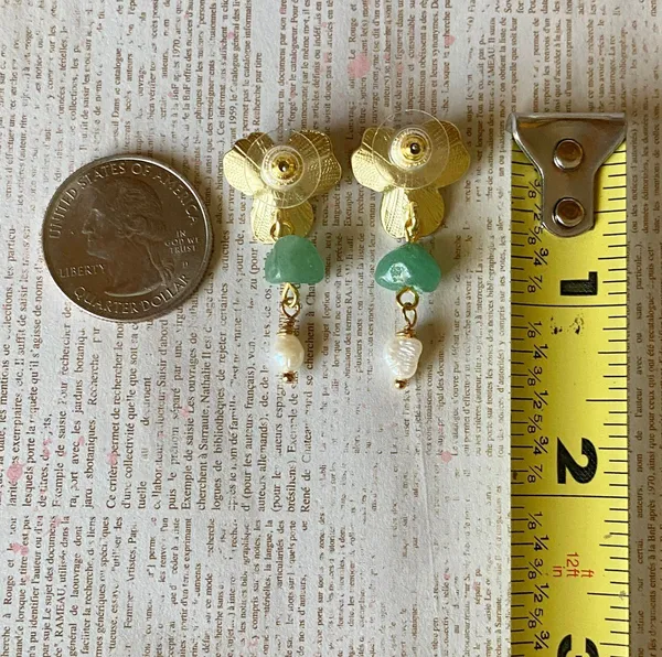 Handmade Kawaii fairy whimsical cottage style aventurine stone & natural shell pearl beads flower stud dangle earrings 💐🍃🌀 - Image 4
