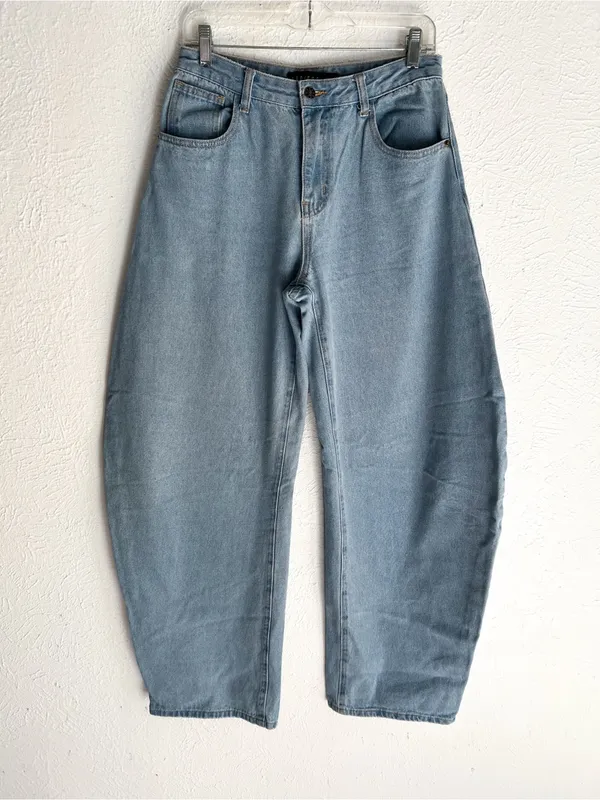 Lioness Horseshoe barrel style leg Light wash sz small - Image 3
