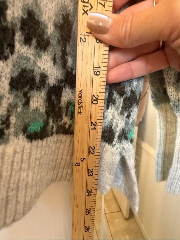 LOFT Grey Leopard-Print V-Neck Sweater with Teal Accents - Image 7