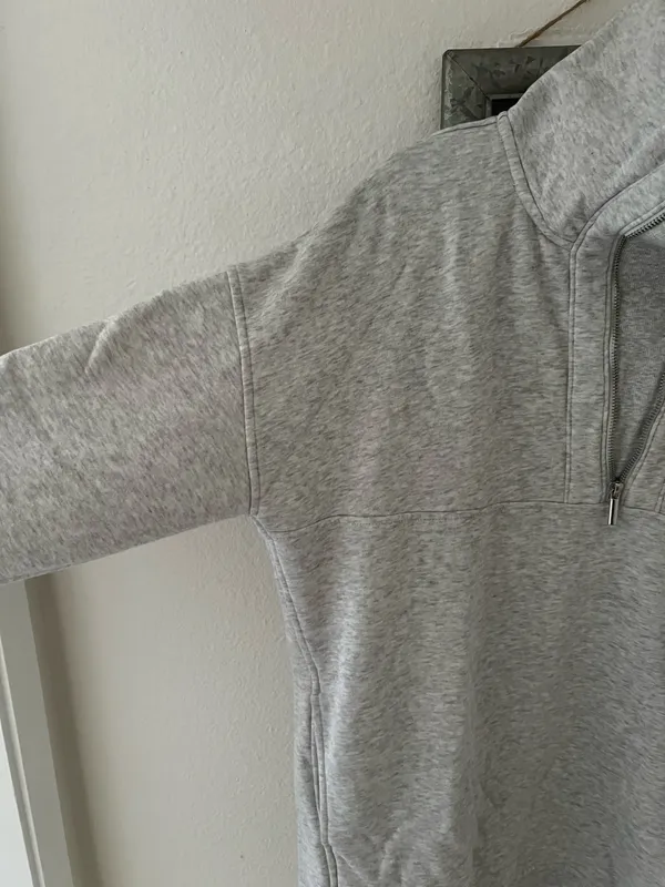 Old navy women’s grey oversized sweater - Image 2