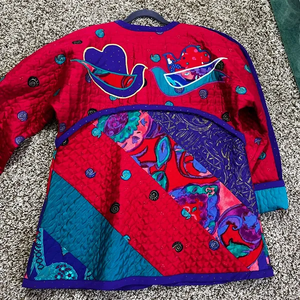 Quilted jacket w/doves multi colored. Red Size XL - Image 2