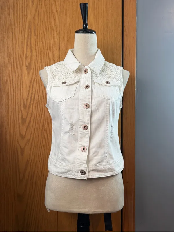 Mudd White Denim Crochet Lace Back Button Vest Size Medium 100% Cotton - Image 2