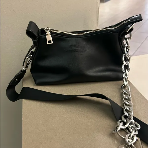 Madden NYC Elegant Black Bag with Gold Zipper-preowned - Image 5