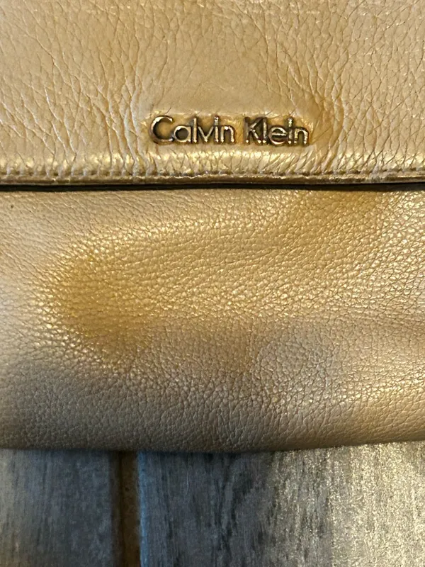 Calvin Klein Cream Leather Crossbody Bag with adjustable strap - Image 2