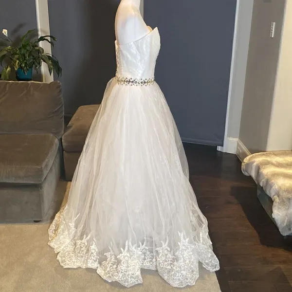 Women’s White Wedding Dress Sleeveless Corset Back Silver Beading Size 8 NWOT - Image 8